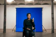 Die Psychologin und Elternberaterin Taniesha Burke erklärt, dass Eltern ihre eigenen Vorurteile überprüfen und ihr Kind verschiedenen kulturellen Einflüssen aussetzen sollten.