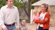 Gemeinsam mit seiner Tochter Natalie (Kayla McCullough, 2.v.l.) besucht Peter (Rodger Corser) Drover's Run, um Charlotte (Brooke Stacy-Clark, 3.v.l.) ihrer Halbschwester vorzustellen. Tess (Bridie Carter) ist begeistert.