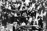 Fotodruck einer Menschenmenge auf dem Börsenparkett an der Wall Street, New York, zu Beginn des Wall Street Crash 1929.