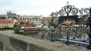 Karlsbrücke und Prager Burg mit dem alles überragenden Veits-Dom.