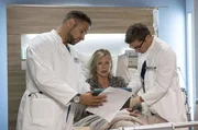 Dr. Matteo Moreau (Mike Adler, l.) erklärt seiner ehemaligen Ausbilderin, Prof. Hilde Fendel (Petra Zieser, M.) die Ursache für ihr Alien-Hand-Syndrom (mit Stefan Ruppe, r.).