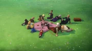 Heidi, Clara, Peter, Sebastian, Dete, Fräulein Rottenmeier, Claras Großmutter, Herr Sesemann, Großvater und Josef haben es sich auf einer Wiese zum Picknick bequem gemacht. Alle sind von den Bergen begeistert.