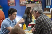 Axl (Charlie McDermott, l.); Mike (Neil Flynn, r.)