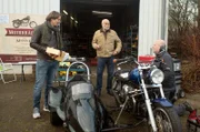 Ben (Hakim Michael Meziani, l.) erkennt getroffen, dass Walter (Ludger Burmann, M.) hinter seinem Rücken einen Mechatroniker ( Frank Eschen, r.) beauftragt hat.