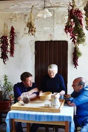 (v.l.n.r.) Jamie Oliver; Nonna Theresa; Gennaro Contaldo