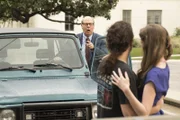 (v.l.n.r.) Schuldirektor Ball (Stephen Tobolowsky); Johnny Atkins (Sean Marquette); Carla (Alex Jennings)
