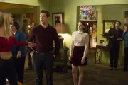 L-R: Sean Donahue (Beau Wirick) und Sue Heck (Eden Sher)