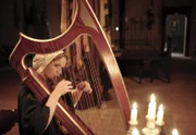Die echte Prinzessin Elisabeth (Karoline Herfurth) spielt nachts heimlich Harfe im Trohnsaal von König Gustav.