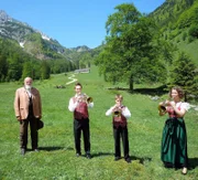 Sepp Forcher mit dem Flügelhorntrio Sebeste auf der Blumaueralm.
