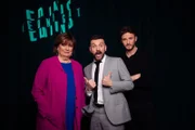 Host Edin Hasanovi? (M.) begrüßt in der Auftaktsendung seiner ZDFneo-Late-Night-Show "Edins Neo Night" Podcaster, Moderator und Autor Tommi Schmitt sowie die Moderatorin und Journalistin Christine Westermann.