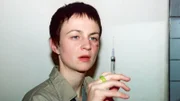 Andrea (Jana Becker) bereitet die Spritze für Jeanette vor...