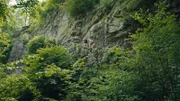 Steile Steintreppen führen auf entlegene Alpweiden.