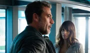 Schenkt JD Richter (Jeffrey Dean Morgan, l.) Mollys (Halle Berry, r.) Theorie, einen seiner Morde betreffend, Glauben?; Schenkt JD Richter (Jeffrey Dean Morgan, l.) Mollys (Halle Berry, r.) Theorie, einen seiner Morde betreffend, Glauben?