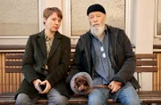 Vicky (Katja Danowski, l.) denkt über weitere Familienplanung nach. Sie möchte Bielefelders (Bill Mockridge, r.) Rat.