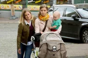 Als Svenja Kesting (Merle Collet, l.) plötzlich unter starken Kopfschmerzen und Lähmungserscheinungen leidet, bringt Anke (Fabienne Haller, r.) ihre Freundin sofort in die Praxis.