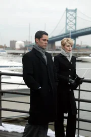 Bei einem Spaziergang hoffen Det. Lilly Rush (Kathryn Morris, r.) und Det. Scott Valens (Danny Pino, l.), einen klaren Kopf zu bekommen ...