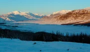 ARD/NDR SCHOTTLAND, "Herbe Schönheit am Atlantik", am Sonntag um 18:00 Uhr im ERSTEN. Keine Region Großbritanniens ist schneereicher als die schottischen Highlands.