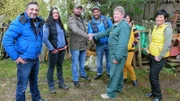 Die Experten Mauro Corradino (li.) und Sükrü Pehlivan (4.v.li.) mit Hartmut (3.v.re.), Angelika und Caroline (re.) beim Verkauf der Landmaschinen