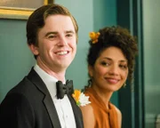 Freddie Highmore (Dr. Shaun Murphy), Jasika Nicole (Dr. Carly Lever).