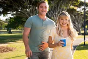 Ben (Matthew Manahan, l.) und Lily (Mia Milnes, r.) bei ihrer ersten Verabredung. Die beiden verleben einen schönen Tag im Park.