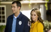 Bobby (Dariush Kashani, l.) erzählt Melinda (Jennifer Love Hewitt, r.), dass von diesem Haus ein Notruf ausgegangen ist - seltsam ist nur, dass dort keiner mehr wohnt, und Delia die einzige ist, die einen Schlüssel hat.