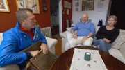Bei der Geldübergabe, von links: Trödelexperte Otto Schulte, Harald und Nina.