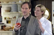 Susanne (Heike Jonca, r.) versucht herauszufinden, was Armin (Rainer Will, l.) von Leonore will ...