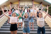 Bens Video hat die ganze Schule in River City verzaubert. Alle Schüler können nicht anders, als Loblieder auf Ben zu singen und dabei zu tanzen. Auch Tayla (Miah Madden, l.), Kyra (Kimie Tsukakoshi, M.) und Mathilda (Arnijka Larcombe-Weate, r.). Bald ist die gesamte Stadt im "Ben-Fieber".