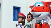 Katina, Yiorgos und Jett spielen Zug.