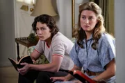 Georgie (Montana Jordan, l.); Mary (Zoe Perry, r.)