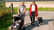 Hundecoach Andreas Ohligschläger (l) beim Training mit Halterin Laura und Labradoodle Hündin Lola.