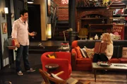 Nachdem Ted (Josh Radnor, l.) und Jeanette (Abby Elliott, r.) sich trennen, versucht Barney ihm dabei zu helfen, bei einem neuen Mädchen zu landen, indem er das berüchtigte Playbook benutzt, von dem Robin dachte, er hätte es zerstört ...