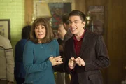 L-R: Frankie Heck (Patricia Heaton) und Brad Bottig (Brock Ciarlelli)