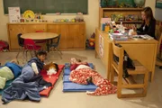 Als Teds Studenten seine Vorlesung boykottieren, bittet er Lily (Alyson Hannigan, r.) um Hilfe. Als Vorschullehrerin mit viel Erfahrung weiß sie, wie man mit renitenten Kindern umgeht ...