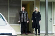 Remy Scott (Dylan McDermott, l.); Nina Chase (Shantel VanSanten, r.)