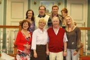 Von links, vorne: Traudl Oberhorner (Rolle: Frau Neubauer), Mona Freiberg (Rolle: Monika Leitner), Egon Biscan (Rolle: Alfons Leitner) und Kristina Helfrich (Rolle: Anni); hinten: Silke Popp (Rolle: Peggy), Harald Helfrich (Rolle: Manuelas Mann Rudi), Thomas Mandl (Rolle: Charly) und Sabine Oberhorner (Rolle: Manuela).