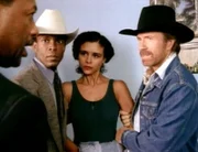 Walker (Chuck Norris, re.) und Trivette (Clarence Gilyard) sollen die Zeugin Cat (Troy Beyer) mit dem Flugzeug nach New Orleans bringen. Diese wehrt sich aber am Flughafen heftig dagegen und erregt damit die Aufmerksamkeit des Sicherheitschefs (Darsteller nicht bekannt, li.).