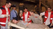 Als Fisch (Aline Staskowiak, lieg.) von den Rettungskräften (Komparsen) verletzt abtransportiert wird, flippt Kalle (Isabelle Höpfner, 2.v.re.) aus...