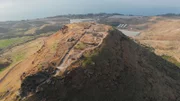 Ein schmaler Berg, auf dessen Gipfel sich die Ruinen der antiken Siedlung Hippos-Sussita befinden. Nördliches Galiläa, Israel. Aufnahmen von der Drohne aus.