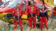 Peter Berger (Serge Falck, li), Dr. Harland (Urs Remond) und Biggi Schwerin (Sabine Petzl) warten vor dem Medicopter auf den vermißten Thomas Wächter. Schafft er es noch früh genug aus dem brennenden Bergwerkstollen zu fliehen?