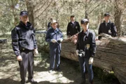 Als ein Navy-Offizier im Ruhestand ermordet wird, beginnen Gibbs (Mark Harmon, l.), Ducky (David McCallum, 3.v.l.), Jimmy (Brian Dietzen, 2.v.l.), DiNozzo (Michael Weatherly, 3.v.r.), McGee (Sean Murray, r.) und Bishop (Emily Wickersham, 2.v.r.) mit den Ermittlungen und erfahren dabei ein Geheimnis von Ducky ...
