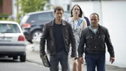 Als Alex (Vinzenz Kiefer, l.) und Semir (Erdogan Atalay) mit Fabienne Köster (Nike Fuhrmann) Kösters Haus verlassen, fährt dieser plötzlich vor und wird von Elena beschossen...