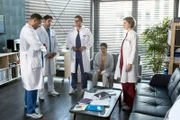 Die Ärzte sind geschockt. Dr. Moreau und Dr. Ahrend konnten Bens Bein nicht retten. Sie mussten amputieren. V.l.n.r. Dr. Matteo Moreau (Mike Adler), Dr. Niklas Ahrend (Roy Peter Link), Elias Bähr (Stefan Ruppe), Dr. Leyla Sherbaz (Sanam Afrashteh), Elly Winter (Juliane Fisch)