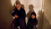 Kriminalkommissar Jan Fabel (Peter Lohmeyer, li.) und seine Kollegin Anna (Ina Paule Klink) haben einen Notruf erhalten.