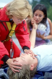 Dr. Thaler (Roswitha Meyer) beatmet Peter Berger (Serge Falck). Bergers Frau Stella (Edita Malovcic) bangt verzweifelt um das Leben ihres Mannes.