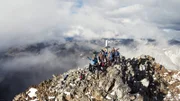 Hermann Maier und das Drehteam am Gipfel des Piz Buin