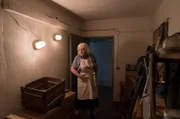 Elli Wenzel (Monika Barth) kommt einem Geheimnis auf die Spur.