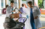 Während Tom Zondek (Tilman Pörzgen, l.) aus der russischen Patientenakte nicht schlau wird, erkennt Dr. Moreau (Mike Adler, r.) sofort, wie schlimm es um den kleinen Patienten Timofej steht.