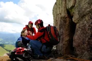 Simon Brandl (Constantin Gastmann, l.) ist mit dem Mountainbike gestürzt und wird von Hans Gruber (Heiko Ruprecht, M.) und Dr. Martin Gruber (Hans Sigl, r.) erstversorgt.