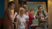 Darra (Julian Cullen, l.), Lily (Mia Milnes, 2.v.l.), Ruksy (Rainbow Wedell, 3.v.l.), Imogen (Elizabeth Cullen, M.) und Peter (Jamie Carter, r.) haben nicht damit gerechnet, dass ihnen die gefährliche magische Kobra aus dem Regenwald bis in die Bibliothek folgen würde. Sie verstehen nicht, was für ein Interesse die Schlange an ihnen haben könnte.